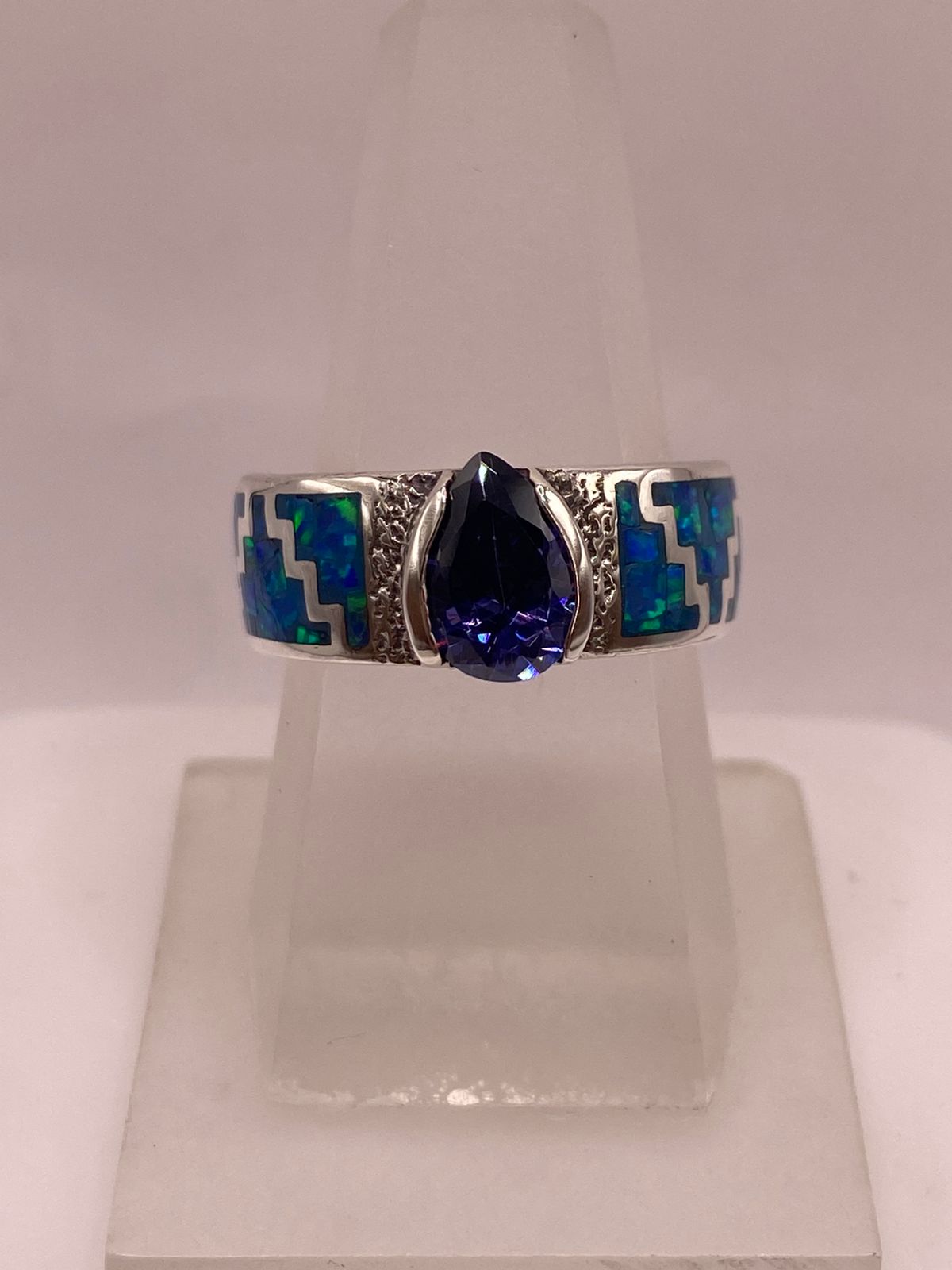 Anillo de Plata .950 con Zirconia Azul y Ópalo Diseño Greca — vista lateral