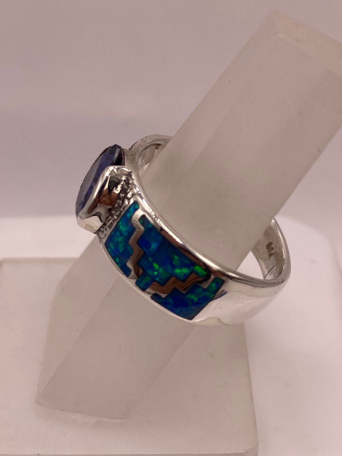 Anillo de Plata .950 con Zirconia Azul y Ópalo Diseño Greca, sello de autenticidad Plata Ley .925