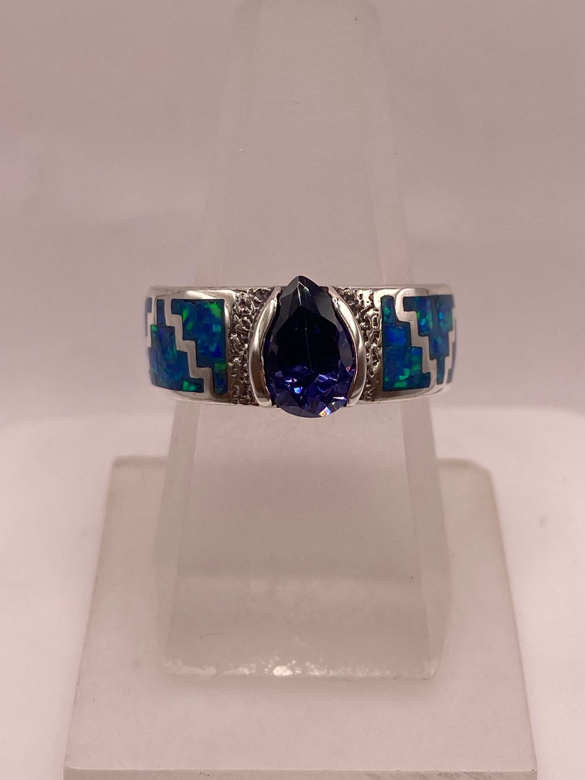 Anillo de Plata .950 con Zirconia Azul y Ópalo Diseño Greca, vista lateral