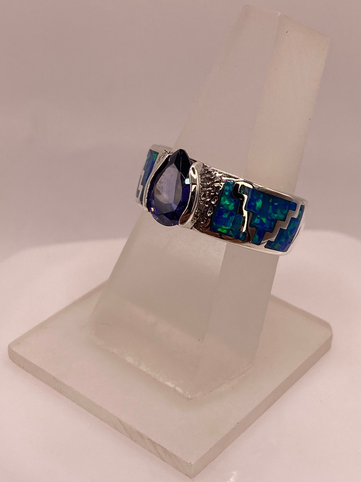 Anillo de Plata .950 con Zirconia Azul y Ópalo Diseño Greca, vista frontal