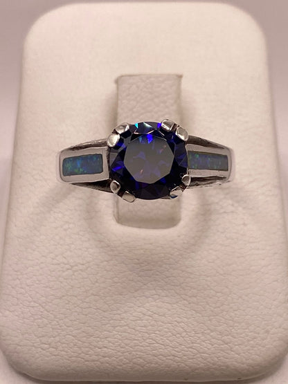 Anillo de Plata .950 con Zirconia Azul y Ópalo de Fuego Diseño Solitario en báscula mostrando peso