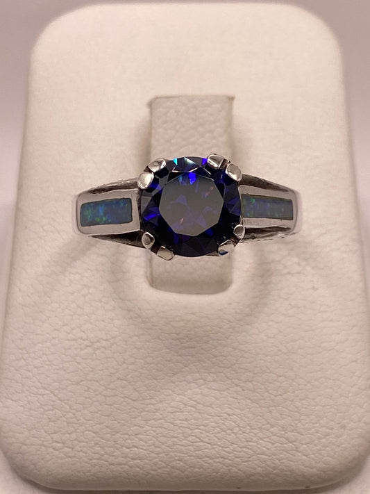 Anillo de Plata .950 con Zirconia Azul y Ópalo de Fuego Diseño Solitario en báscula mostrando peso