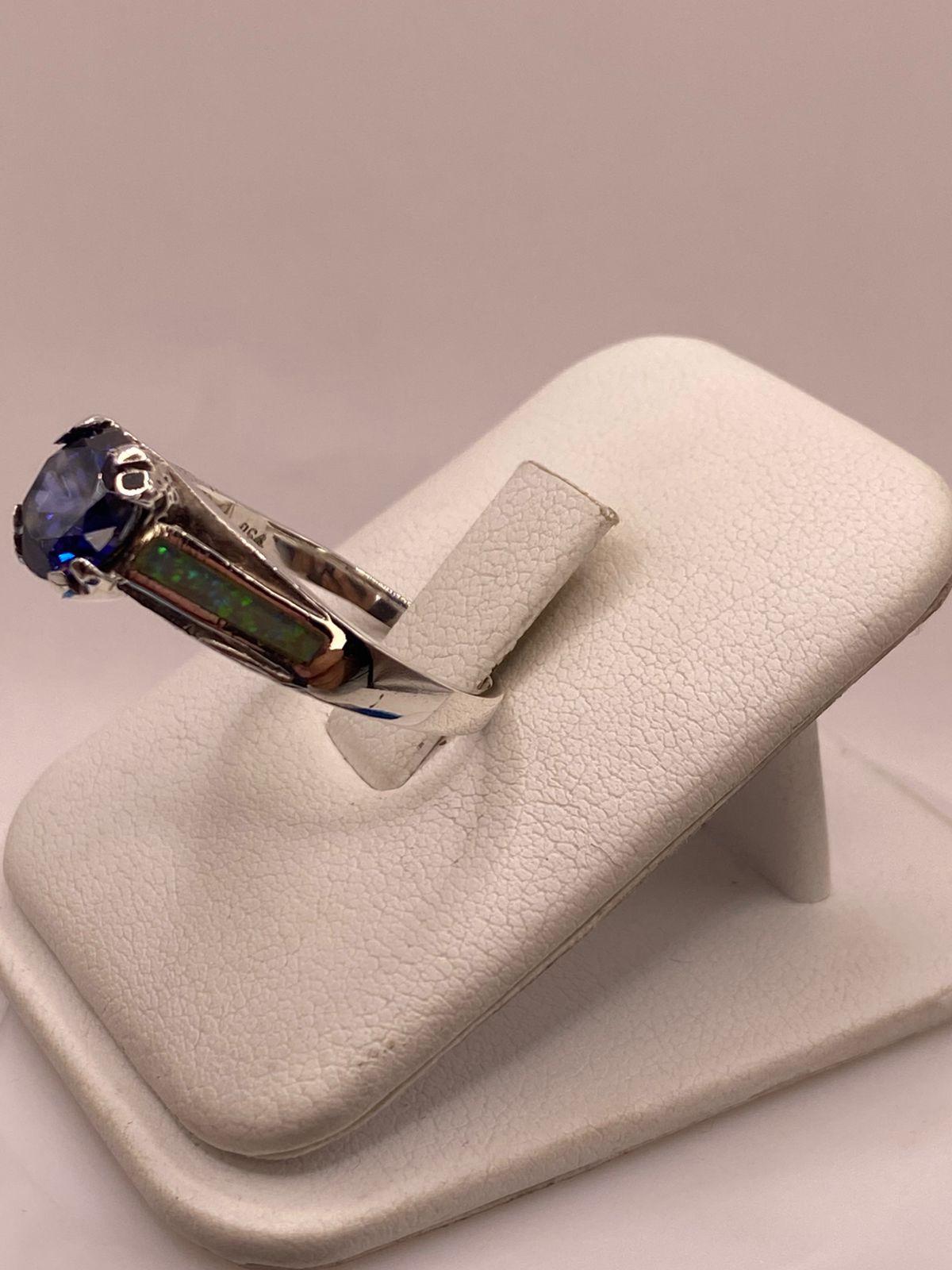 ANILLO DE PLATA .950 CON ZIRCONIA AZUL Y ÓPALO DE FUEGO DISEÑO SOLITARIO, vista lateral
