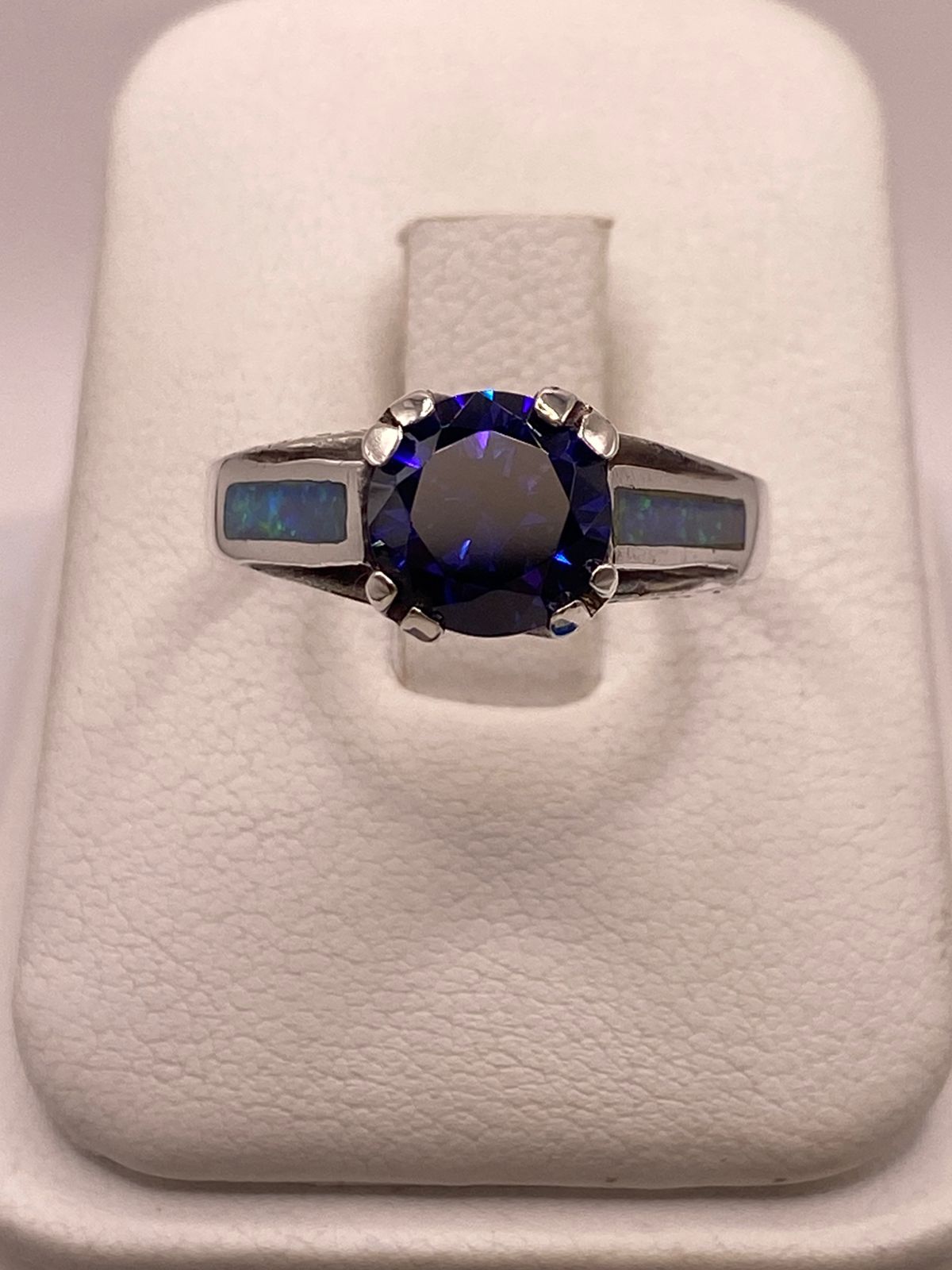 Anillo de Plata .950 con Zirconia Azul y Ópalo de Fuego Diseño Solitario, vista de detalle