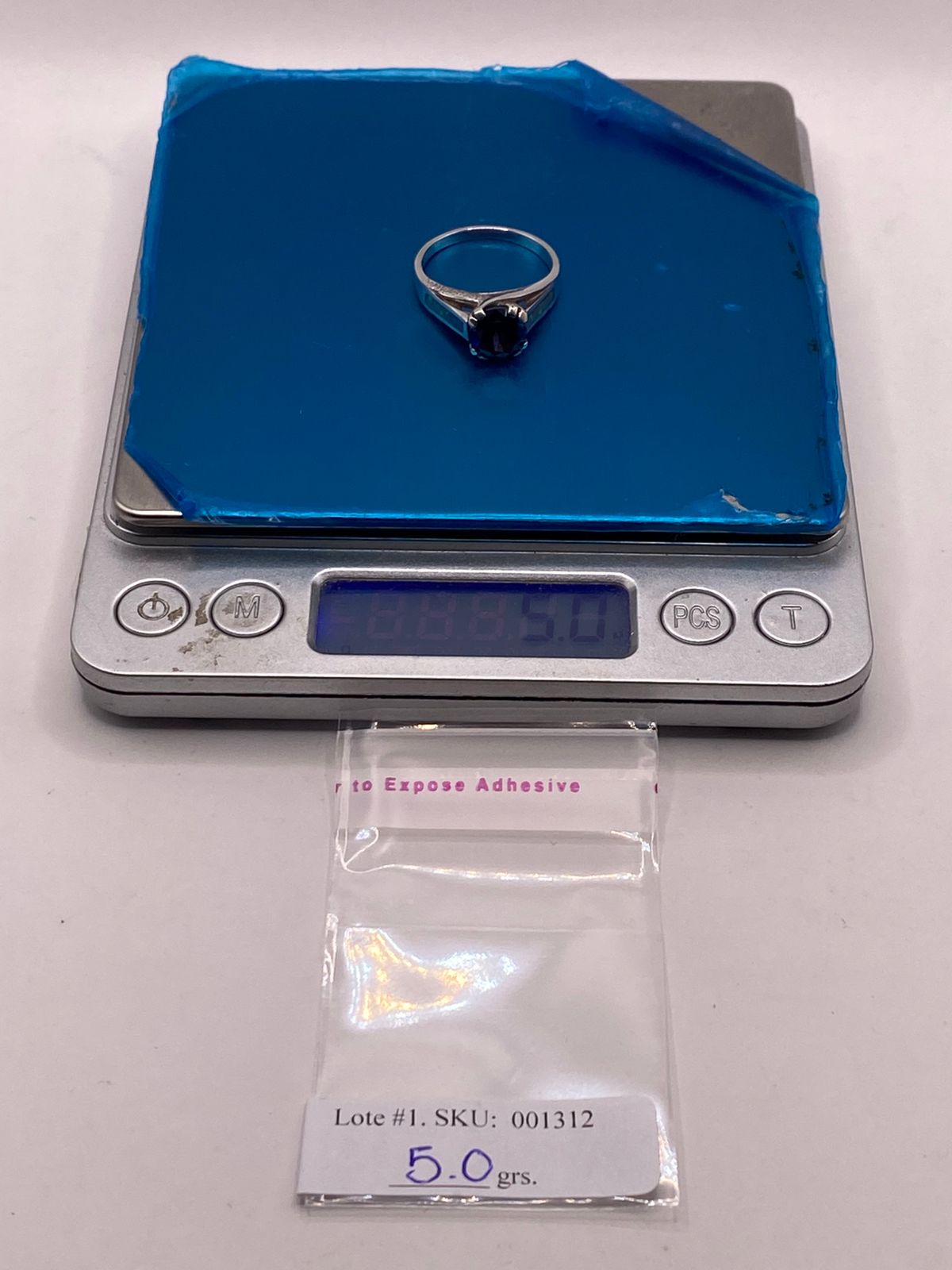 Anillo de Plata .950 con Zirconia Azul y Ópalo de Fuego Diseño Solitario, peso en gramos (báscula)