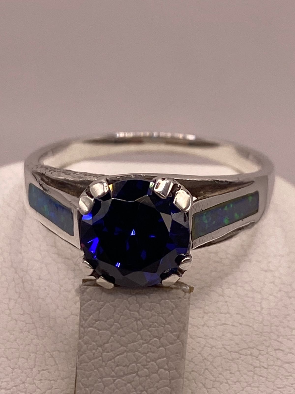 Anillo de Plata .950 con Zirconia Azul y Ópalo de Fuego Diseño Solitario, vista superior