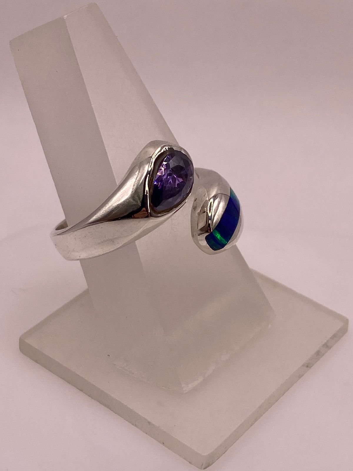 Anillo de Plata .950 con Zirconia Morada y Ópalo de Fuego Diseño Abierto Moderno, vista de detalle