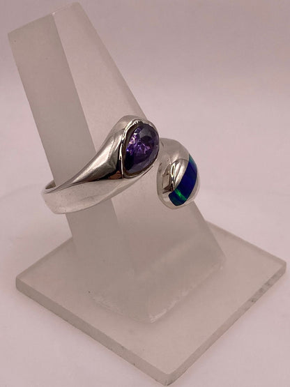 Anillo de Plata .950 con Zirconia Morada y Ópalo de Fuego Diseño Abierto Moderno, vista de detalle