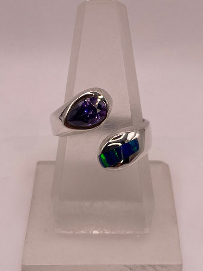 Anillo de Plata .950 con Zirconia Morada y Ópalo de Fuego Diseño Abierto Moderno — ángulo diagonal