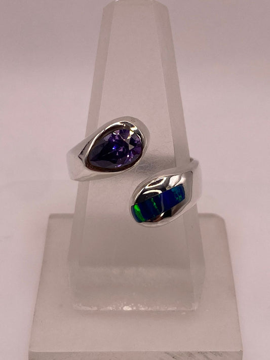 Anillo de Plata .950 con Zirconia Morada y Ópalo de Fuego Diseño Abierto Moderno — ángulo diagonal
