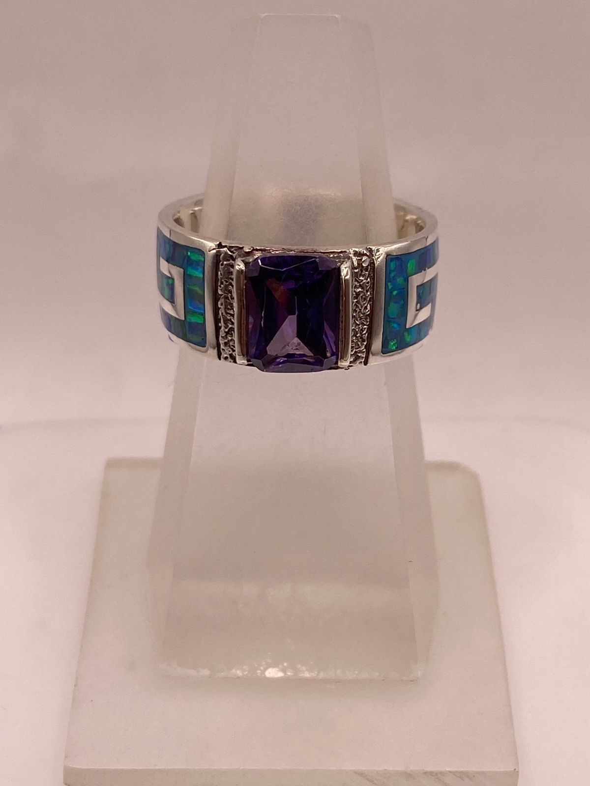 Anillo de Plata .950 con Zirconia Morada y Ópalo de Fuego Diseño Greca — vista lateral
