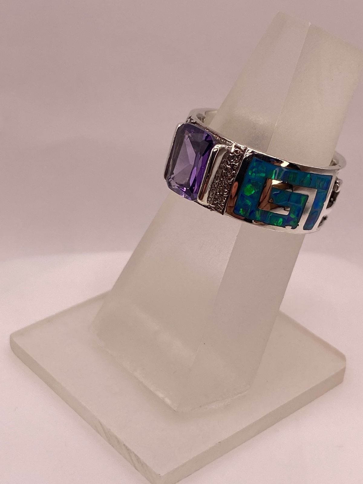 Anillo de Plata .950 con Zirconia Morada y Ópalo de Fuego Diseño Greca, vista frontal