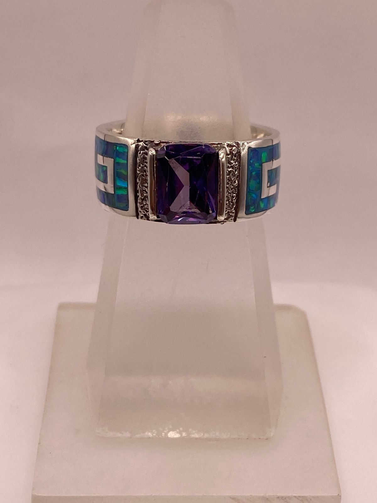 Anillo de Plata .950 con Zirconia Morada y Ópalo de Fuego Diseño Greca, vista lateral