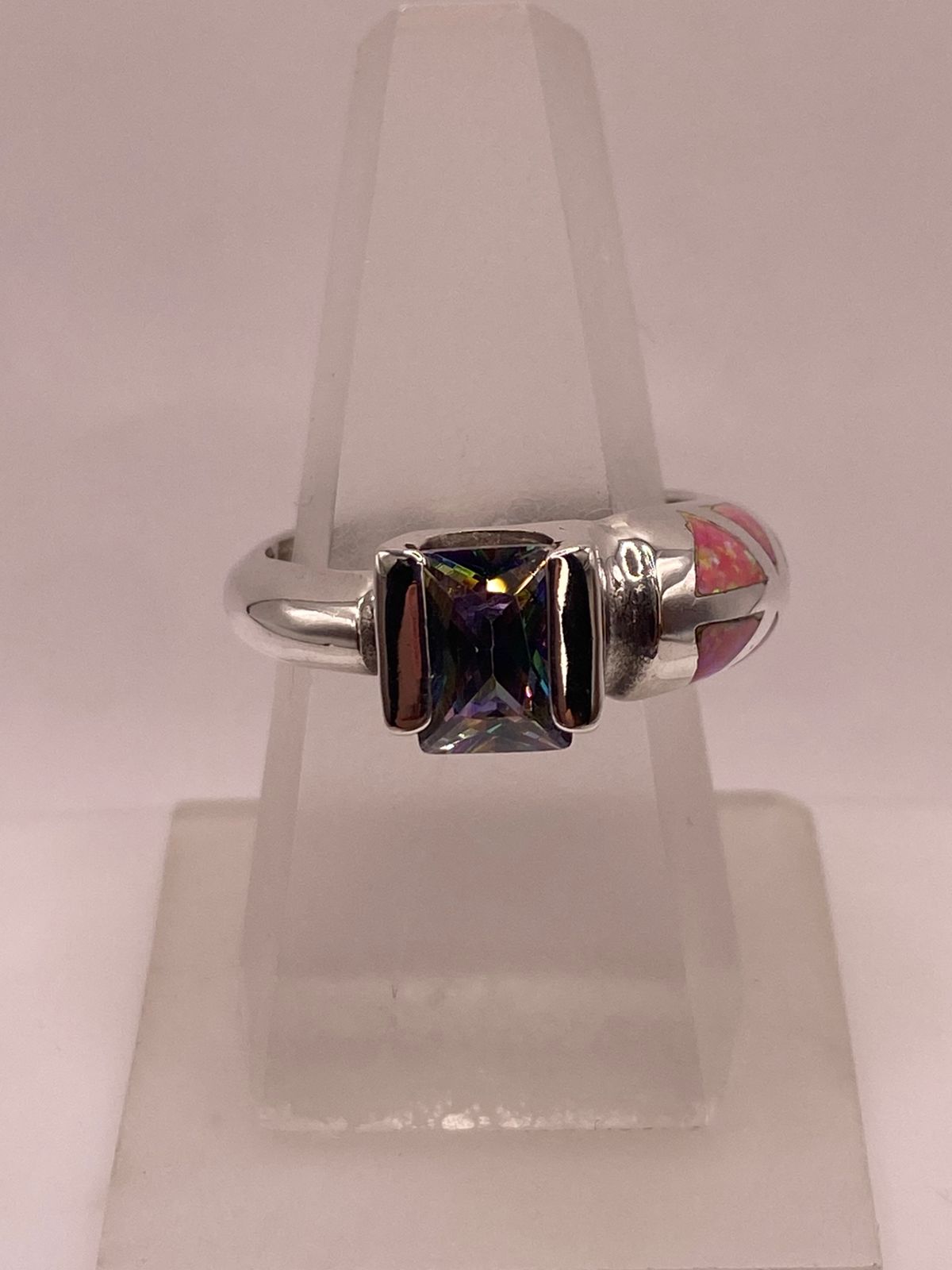 Anillo de Plata .950 con Zirconia Multicolor y Ópalo de Fuego Rosa Diseño Abierto Moderno — ángulo diagonal