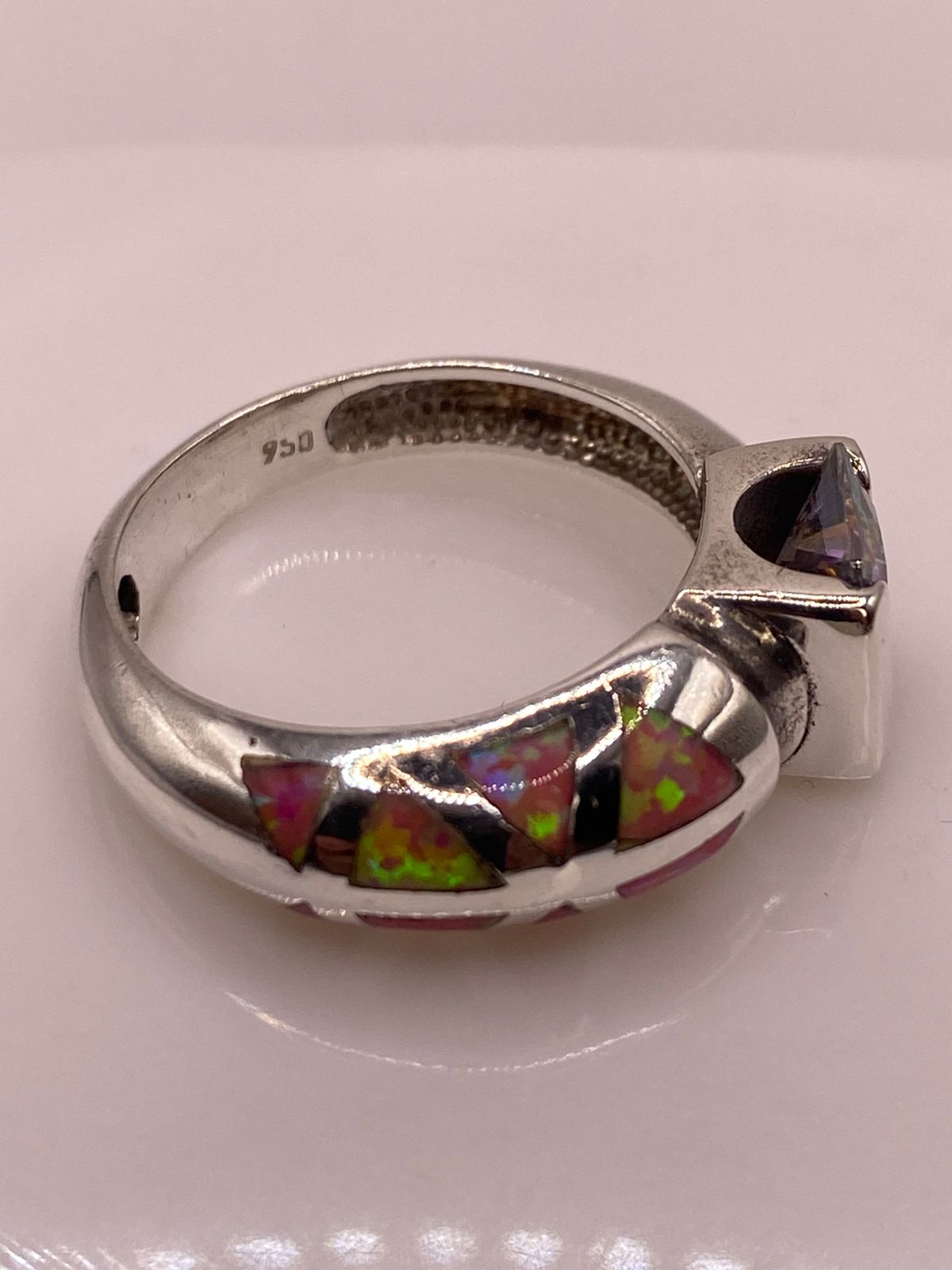 Anillo de Plata .950 con Zirconia Multicolor y Ópalo de Fuego Rosa Diseño Abierto Moderno, sello de autenticidad Plata Ley .925