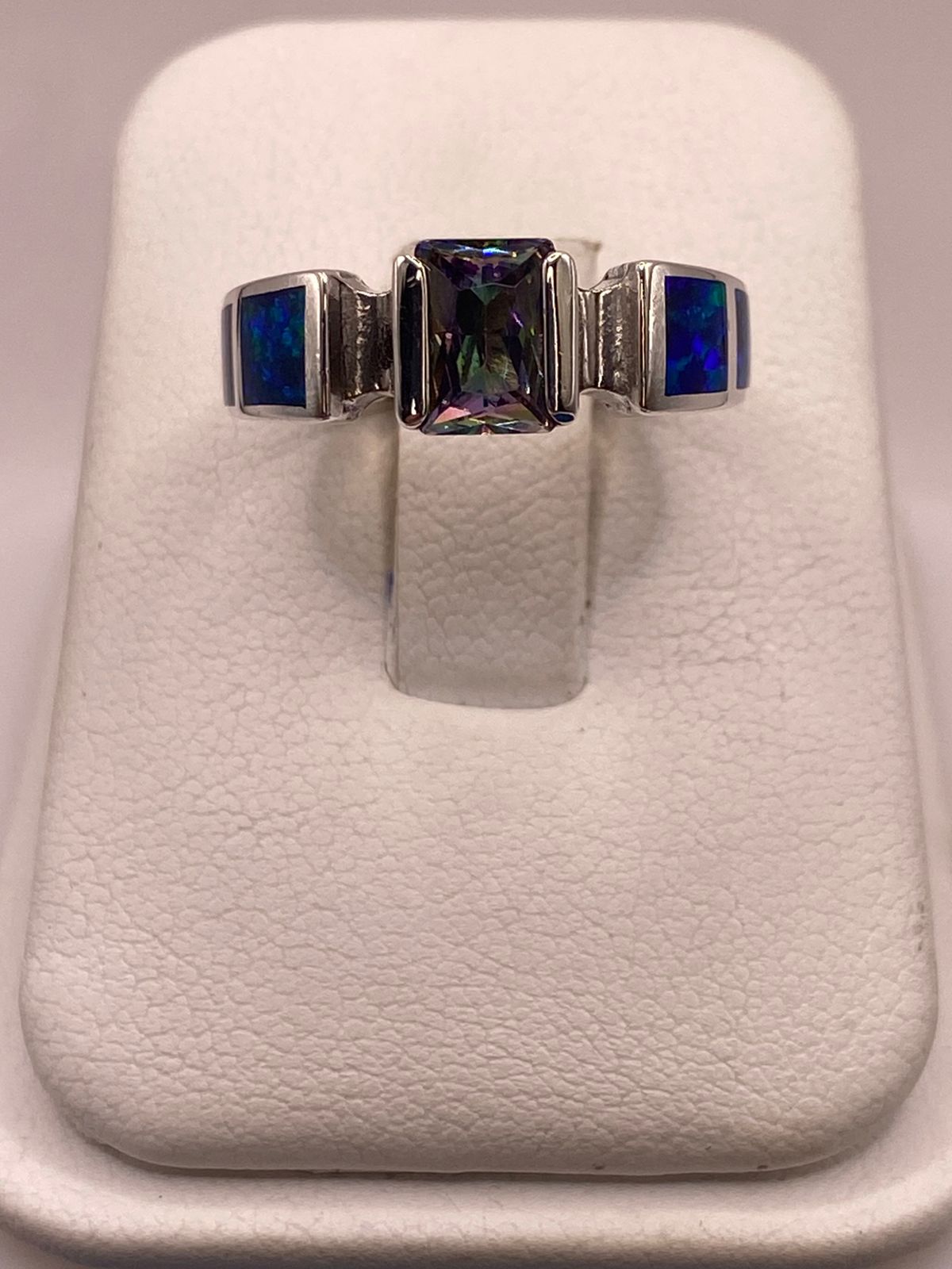 Anillo de Plata .950 con Zirconia y Ópalo de Fuego Diseño Geométrico Elegante, vista frontal