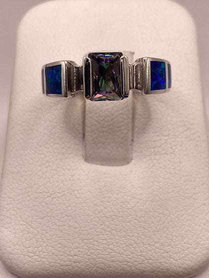 Anillo de Plata .950 con Zirconia y Ópalo de Fuego Diseño Geométrico Elegante, vista de detalle