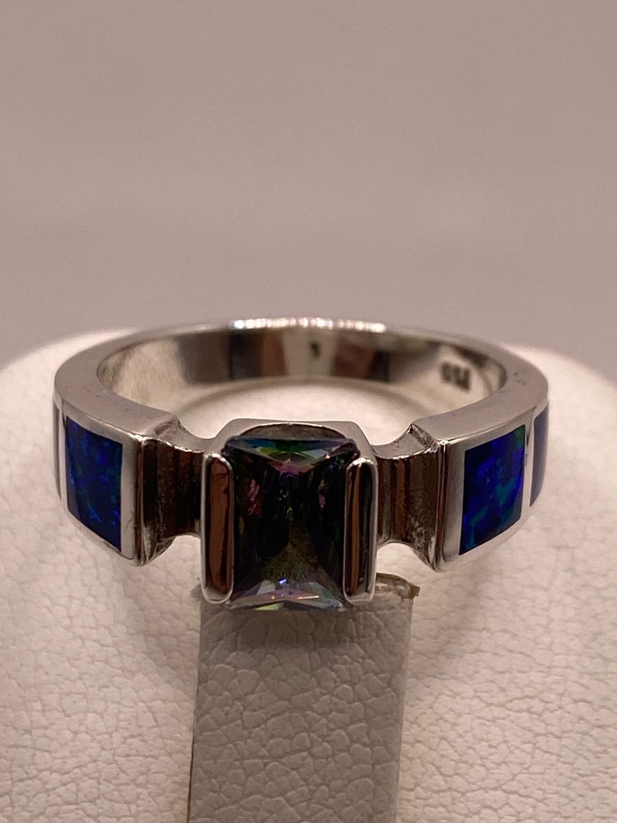 Anillo de Plata .950 con Zirconia y Ópalo de Fuego Diseño Geométrico Elegante, vista superior