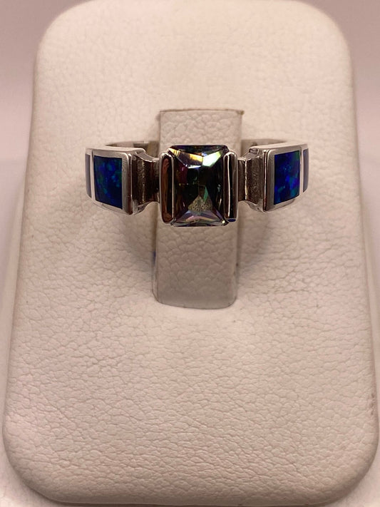 Anillo de Plata .950 con Zirconia y Ópalo de Fuego Diseño Geométrico Elegante en báscula mostrando peso