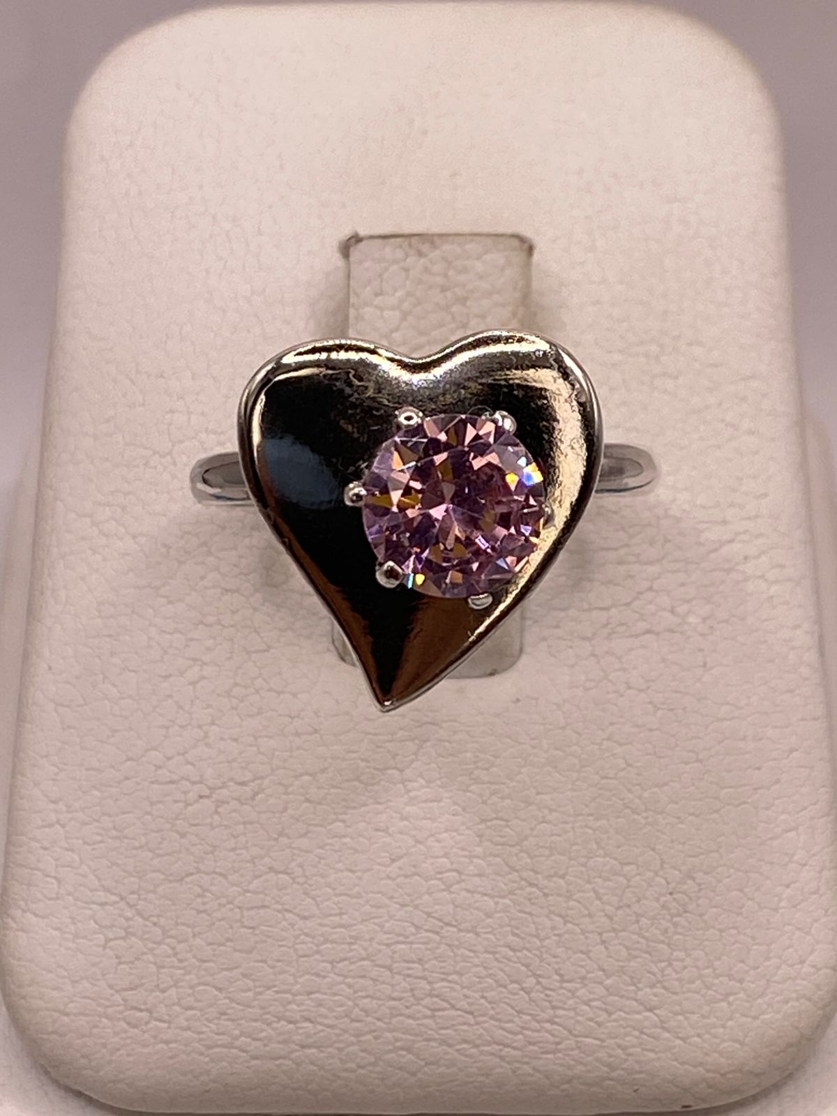 Anillo de Plata 925 con Corazón y Zirconia Rosa Facetada, vista de detalle