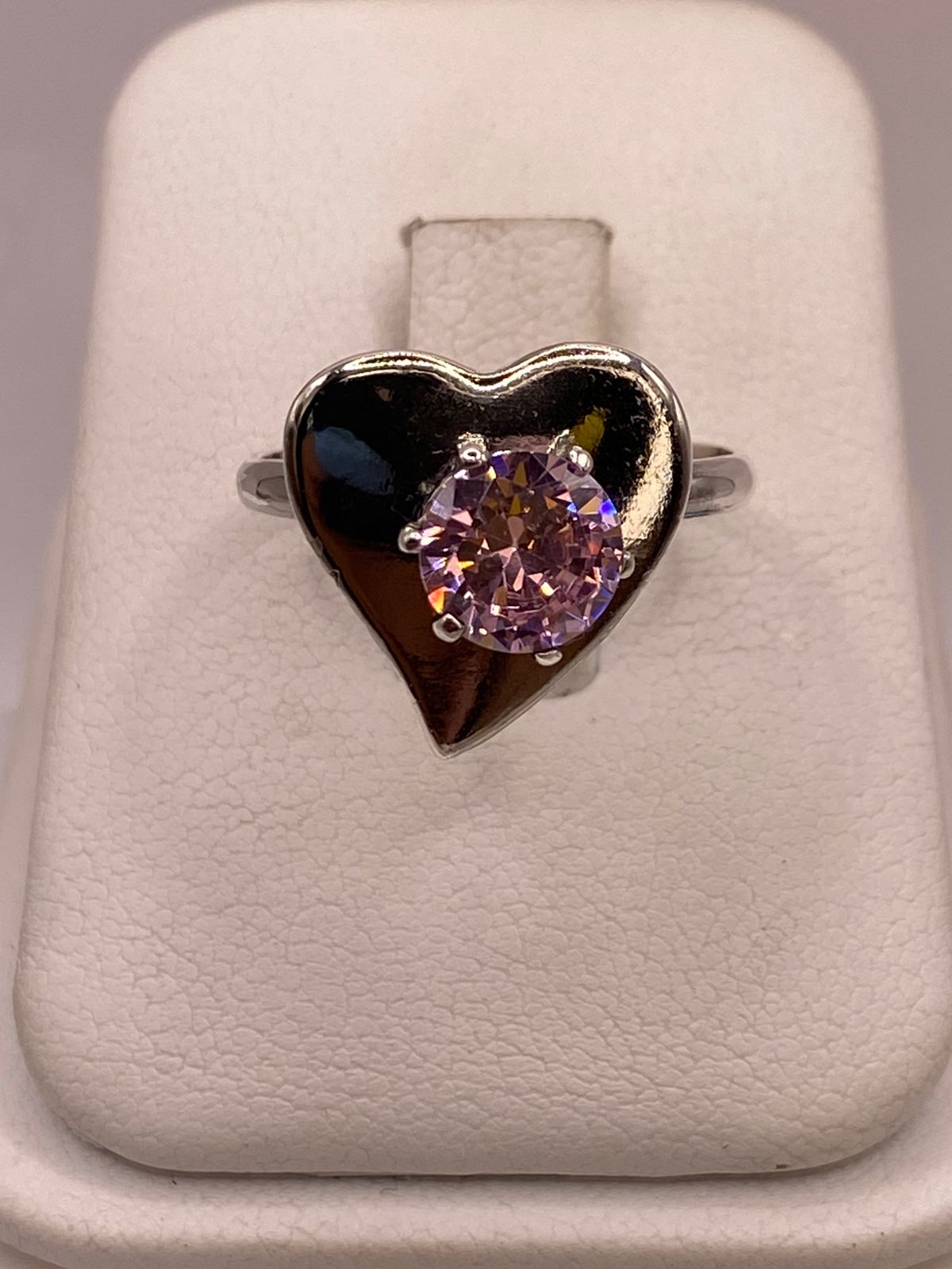 Anillo de Plata 925 con Corazón y Zirconia Rosa Facetada — ángulo diagonal