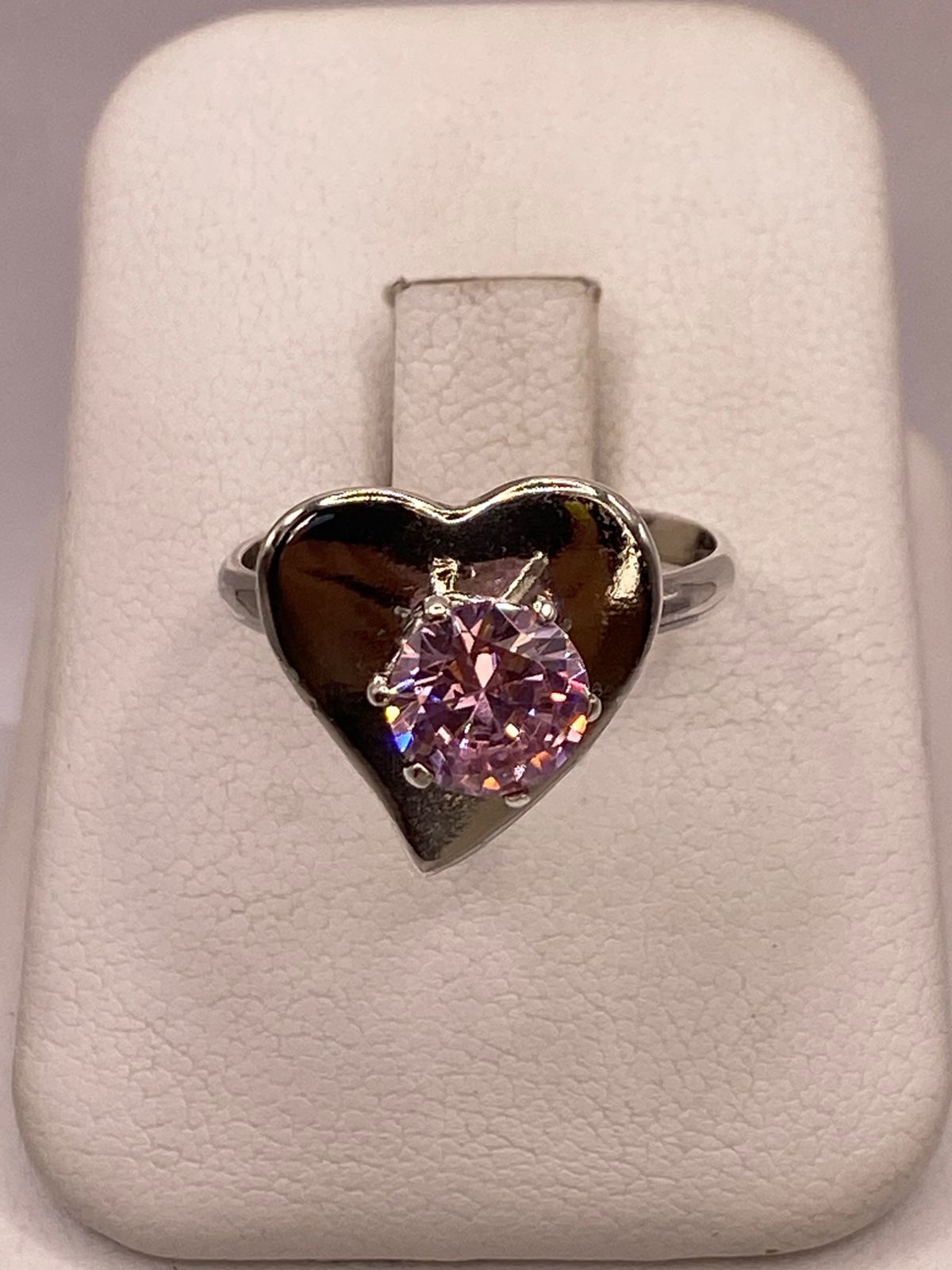 Anillo de Plata 925 con Corazón y Zirconia Rosa Facetada, vista frontal