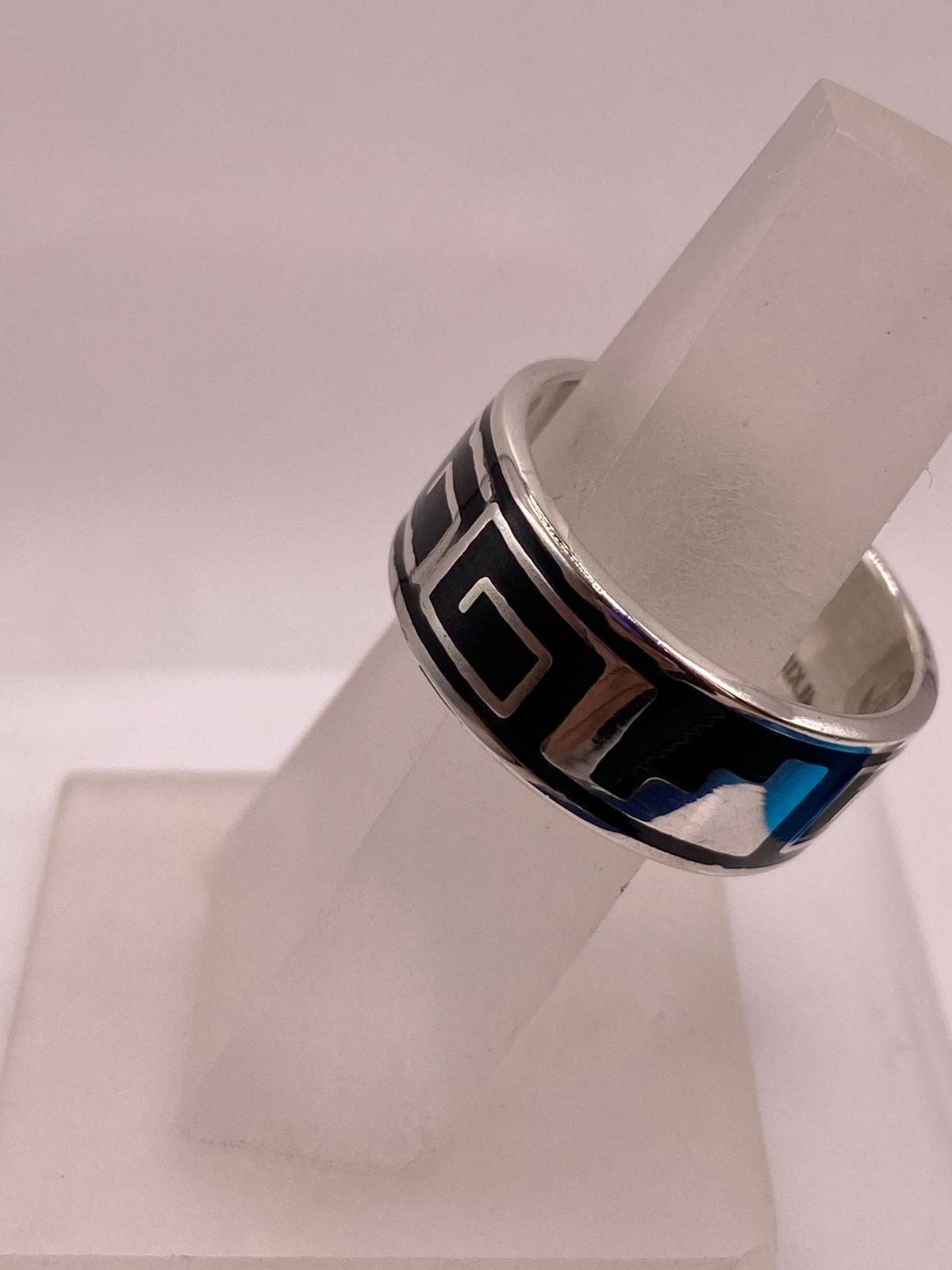 Anillo de Plata .925 con Obsidiana y Greca Prehispánica, vista frontal