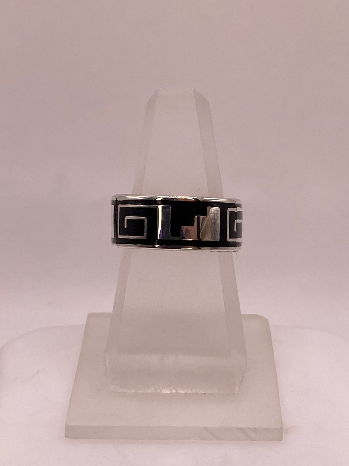 Anillo de Plata .925 con Obsidiana y Greca Prehispánica, vista frontal