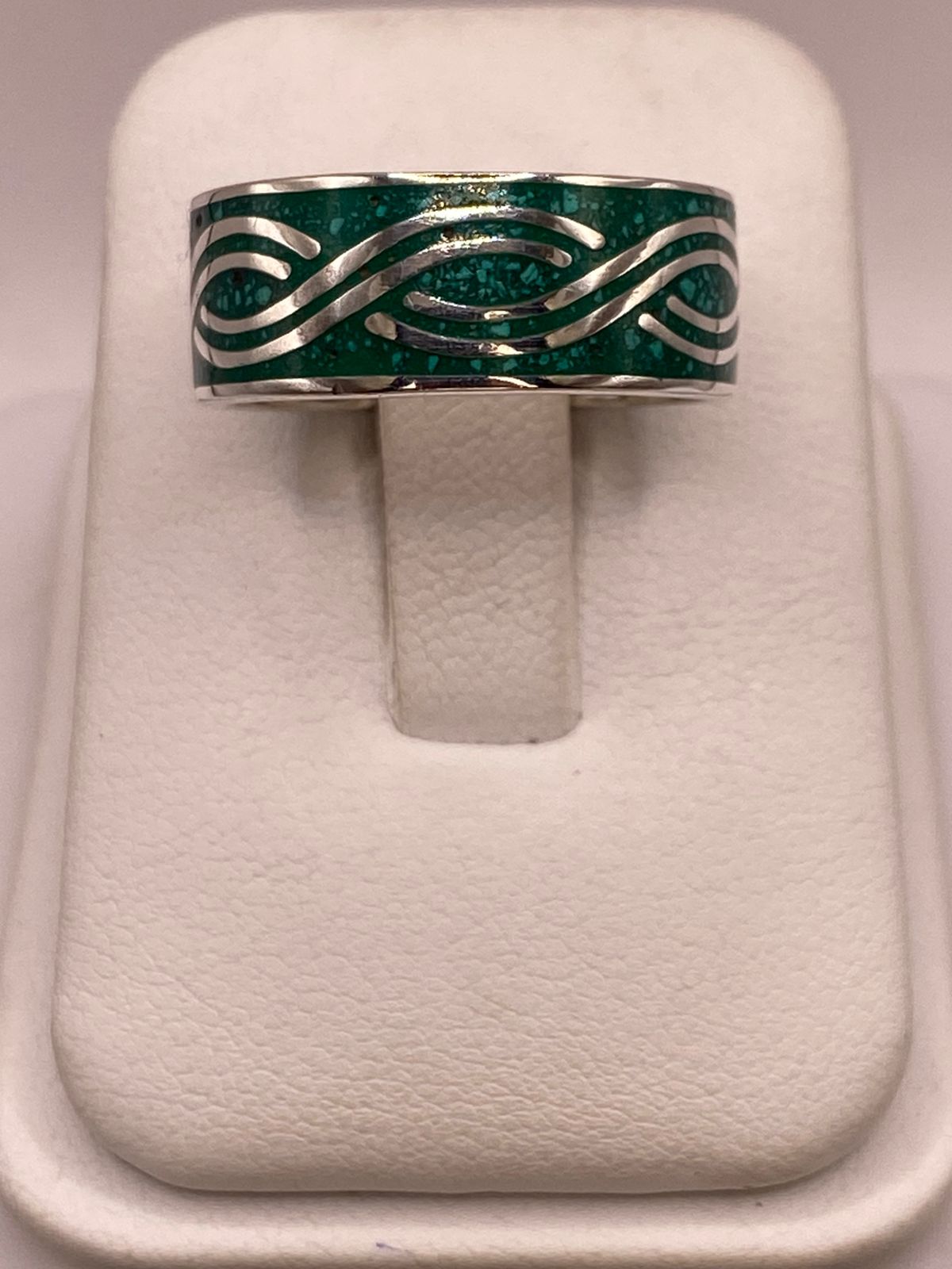 Anillo Plata .925 con Incrustación Verde y Diseño Ondulado, vista de detalle
