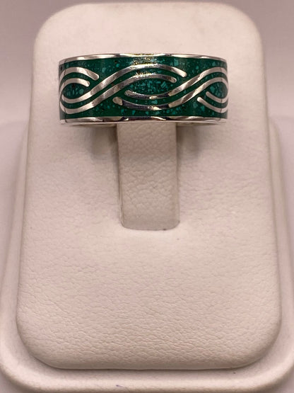 Anillo Plata .925 con Incrustación Verde y Diseño Ondulado, vista de detalle