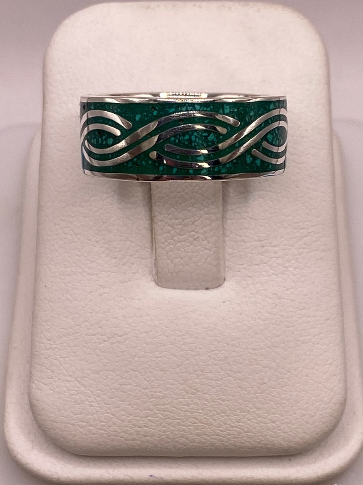 Anillo Plata .925 con Incrustación Verde y Diseño Ondulado, vista lateral