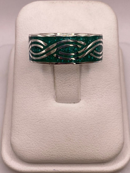 Anillo Plata .925 con Incrustación Verde y Diseño Ondulado, vista lateral
