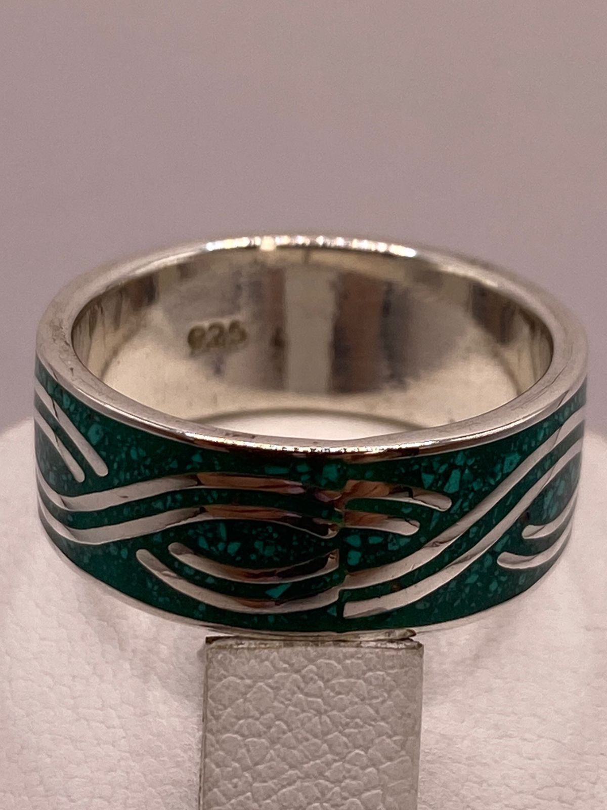 Anillo Plata .925 con Incrustación Verde y Diseño Ondulado, sello de autenticidad Plata Ley .925