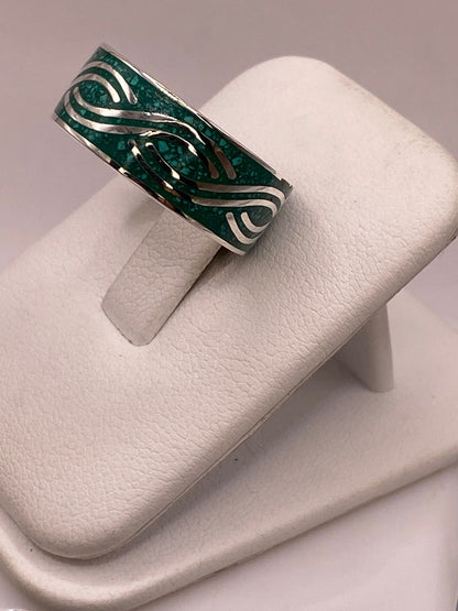 Anillo Plata .925 con Incrustación Verde y Diseño Ondulado, vista frontal