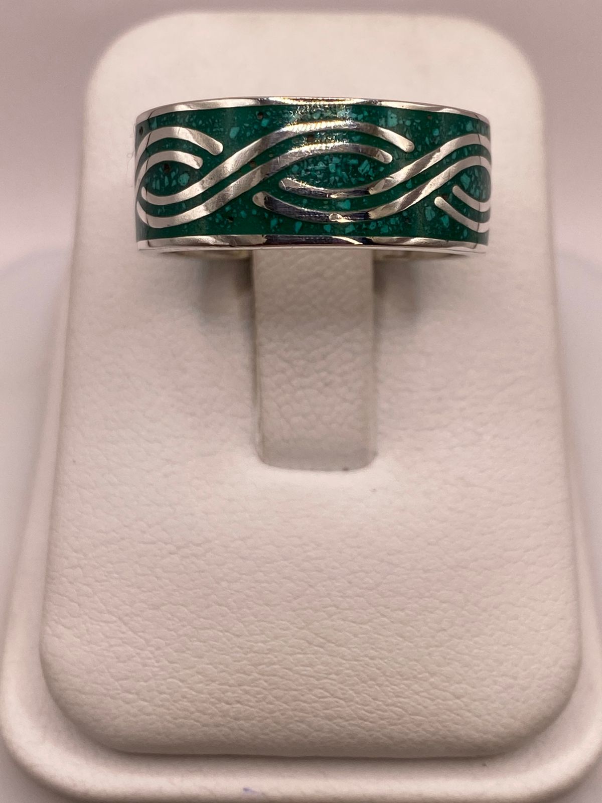 Anillo Plata .925 con Incrustación Verde y Diseño Ondulado — ángulo diagonal