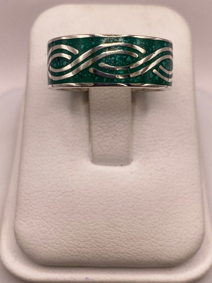 Anillo Plata .925 con Incrustación Verde y Diseño Ondulado — ángulo diagonal