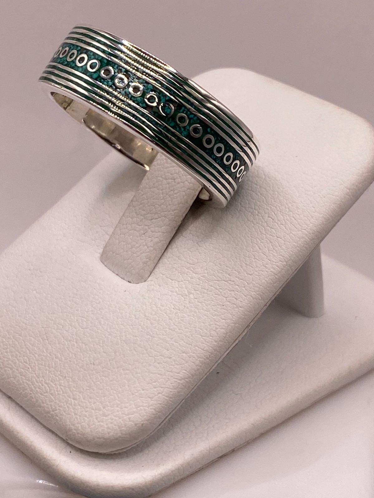 Anillo Plata .925 con Incrustación Verde y Detalles Geométricos, vista frontal