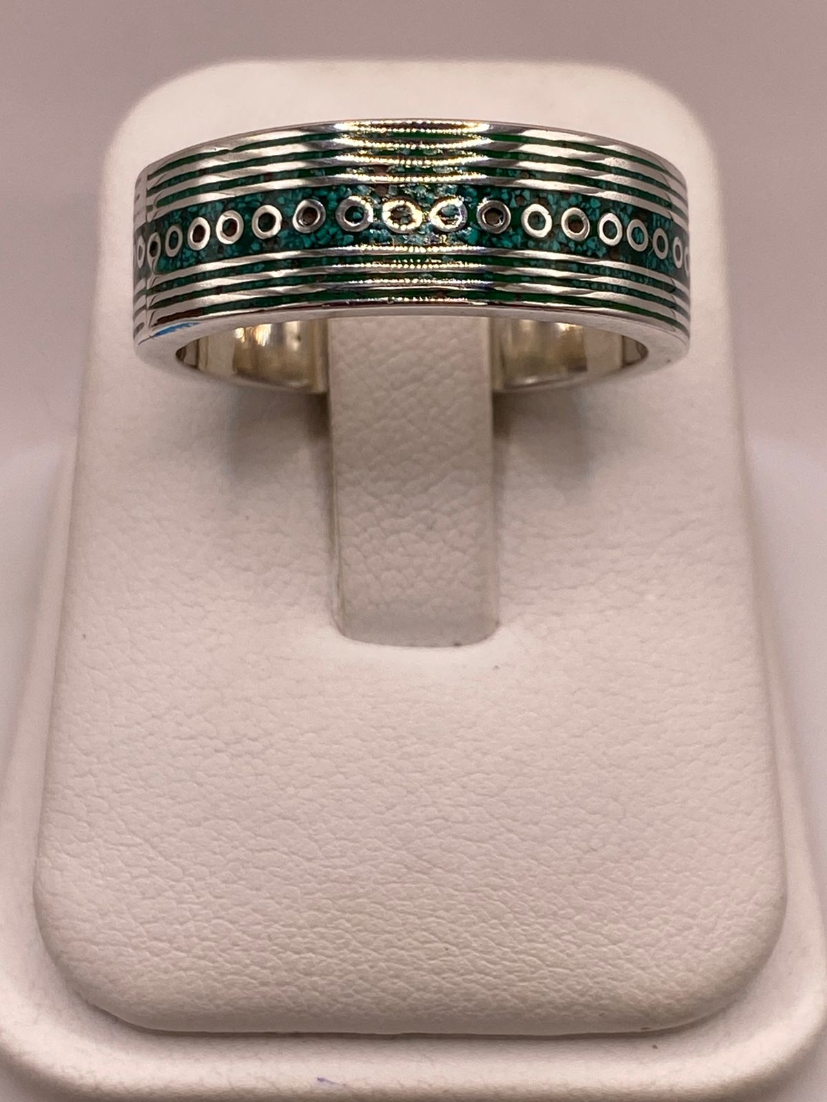Anillo Plata .925 con Incrustación Verde y Detalles Geométricos, vista lateral
