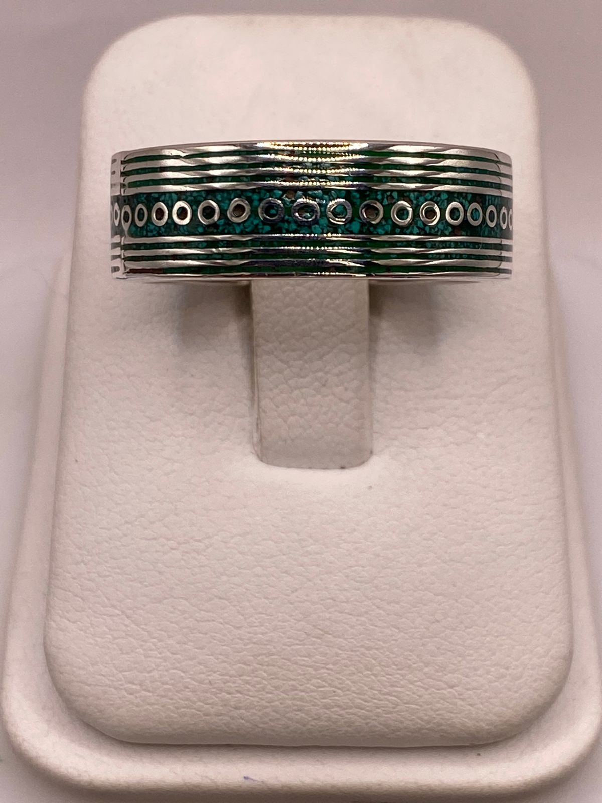 Anillo Plata .925 con Incrustación Verde y Detalles Geométricos, vista de detalle