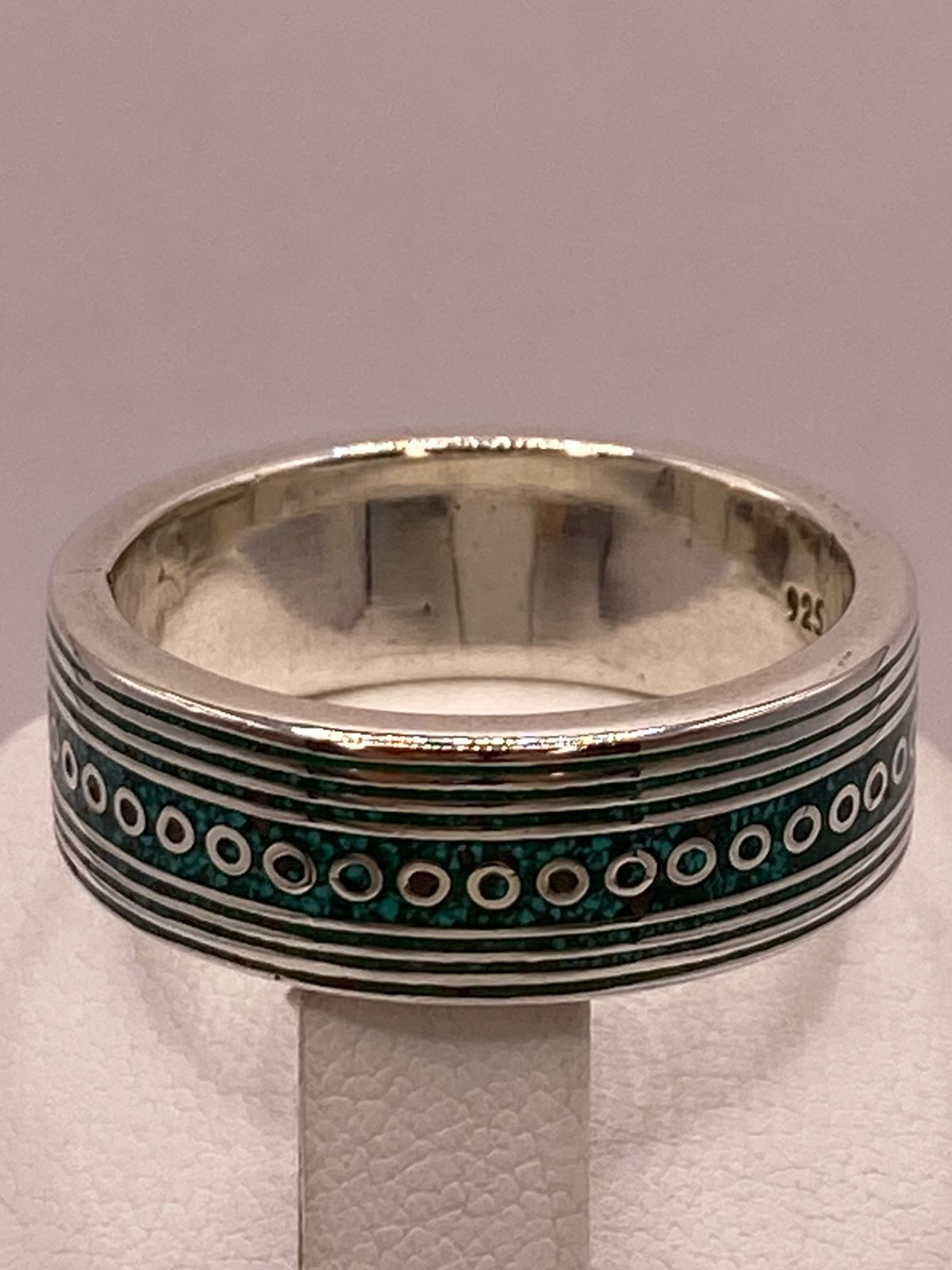 Anillo Plata .925 con Incrustación Verde y Detalles Geométricos, sello de autenticidad Plata Ley .925