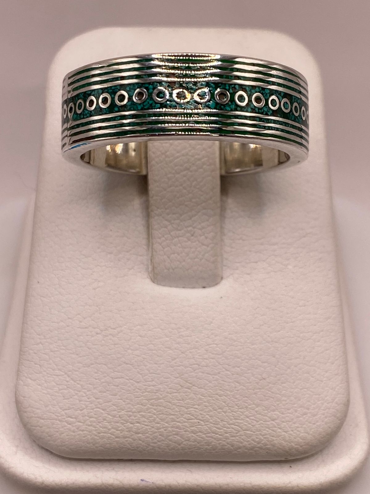 Anillo Plata .925 con Incrustación Verde y Detalles Geométricos — ángulo diagonal