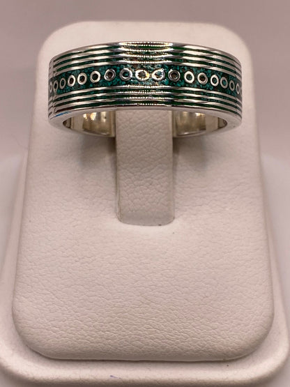 Anillo Plata .925 con Incrustación Verde y Detalles Geométricos — ángulo diagonal