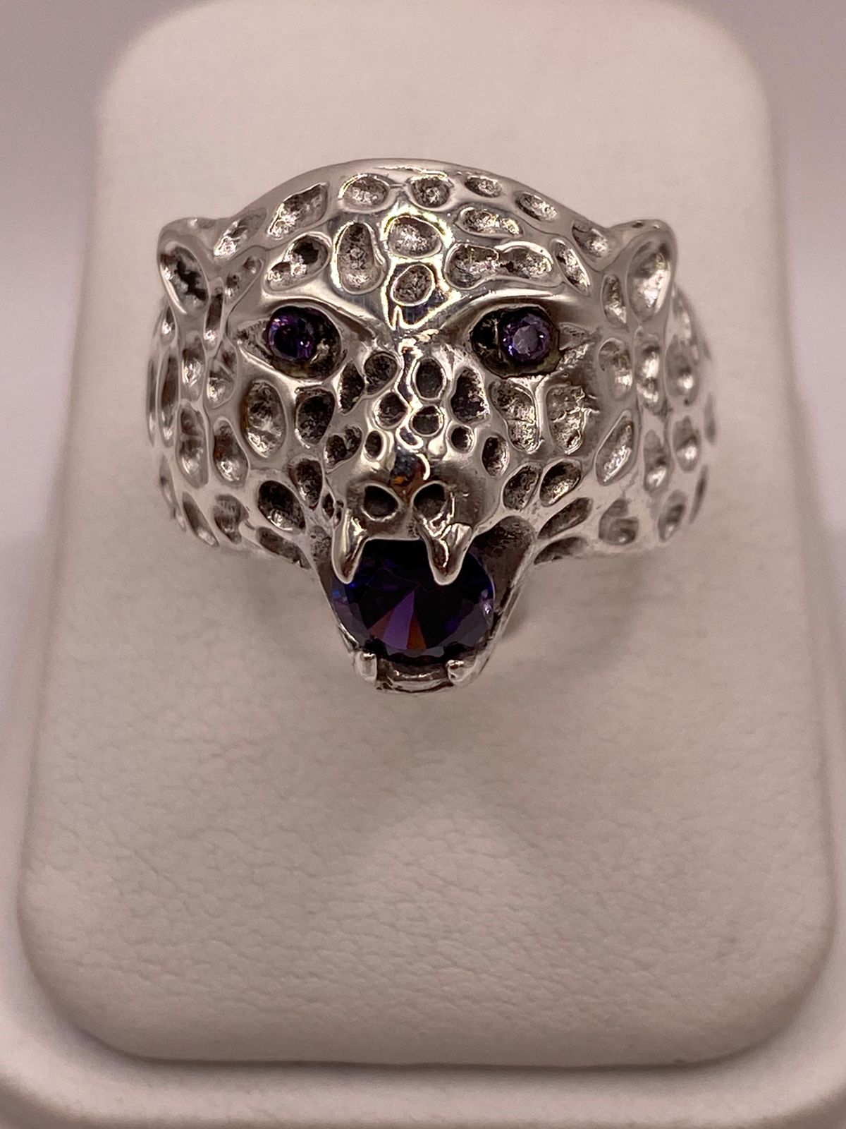 Anillo de Plata 925 Jaguar con Zirconias Moradas, vista frontal