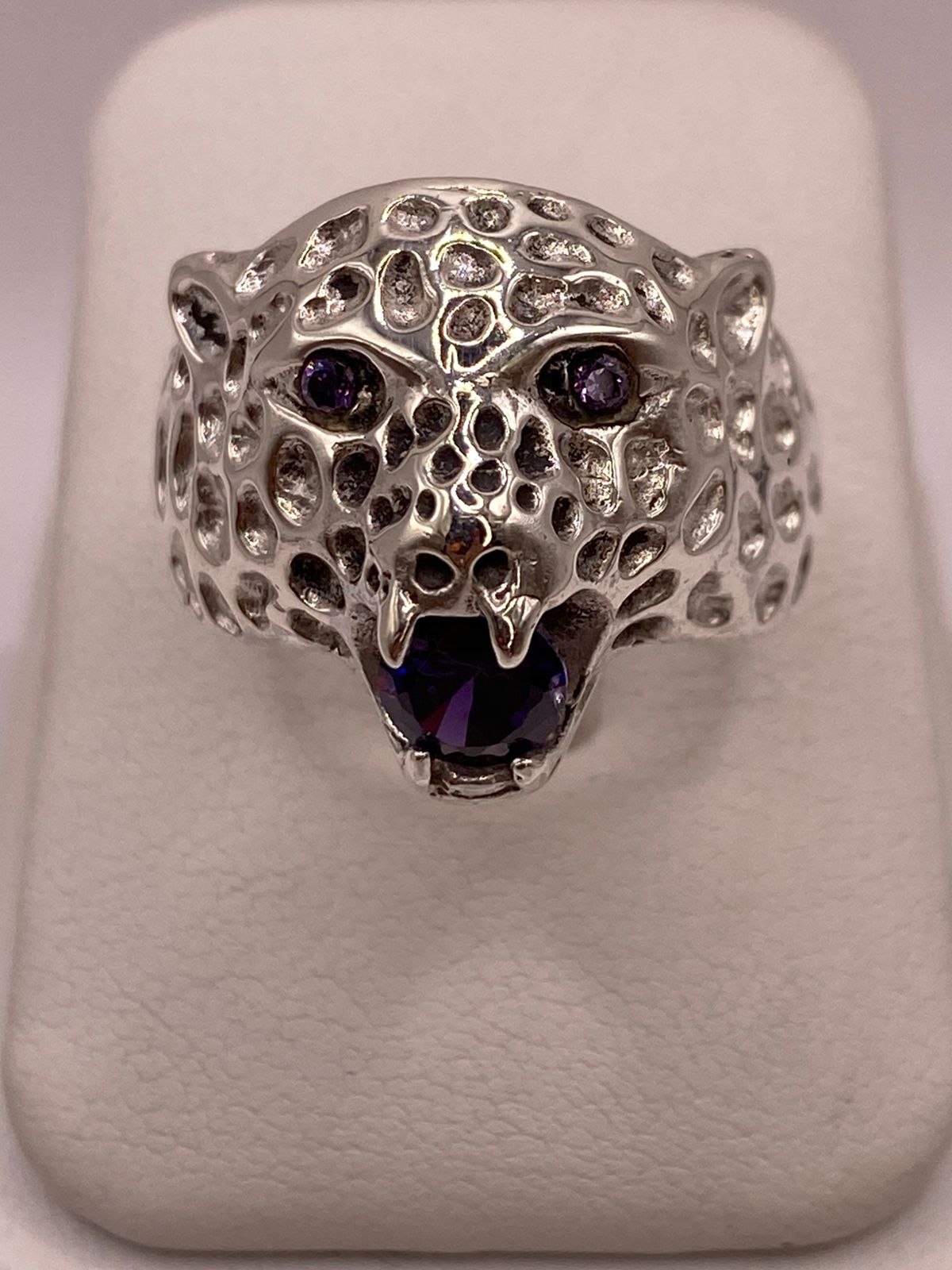Anillo de Plata 925 Jaguar con Zirconias Moradas en báscula mostrando peso