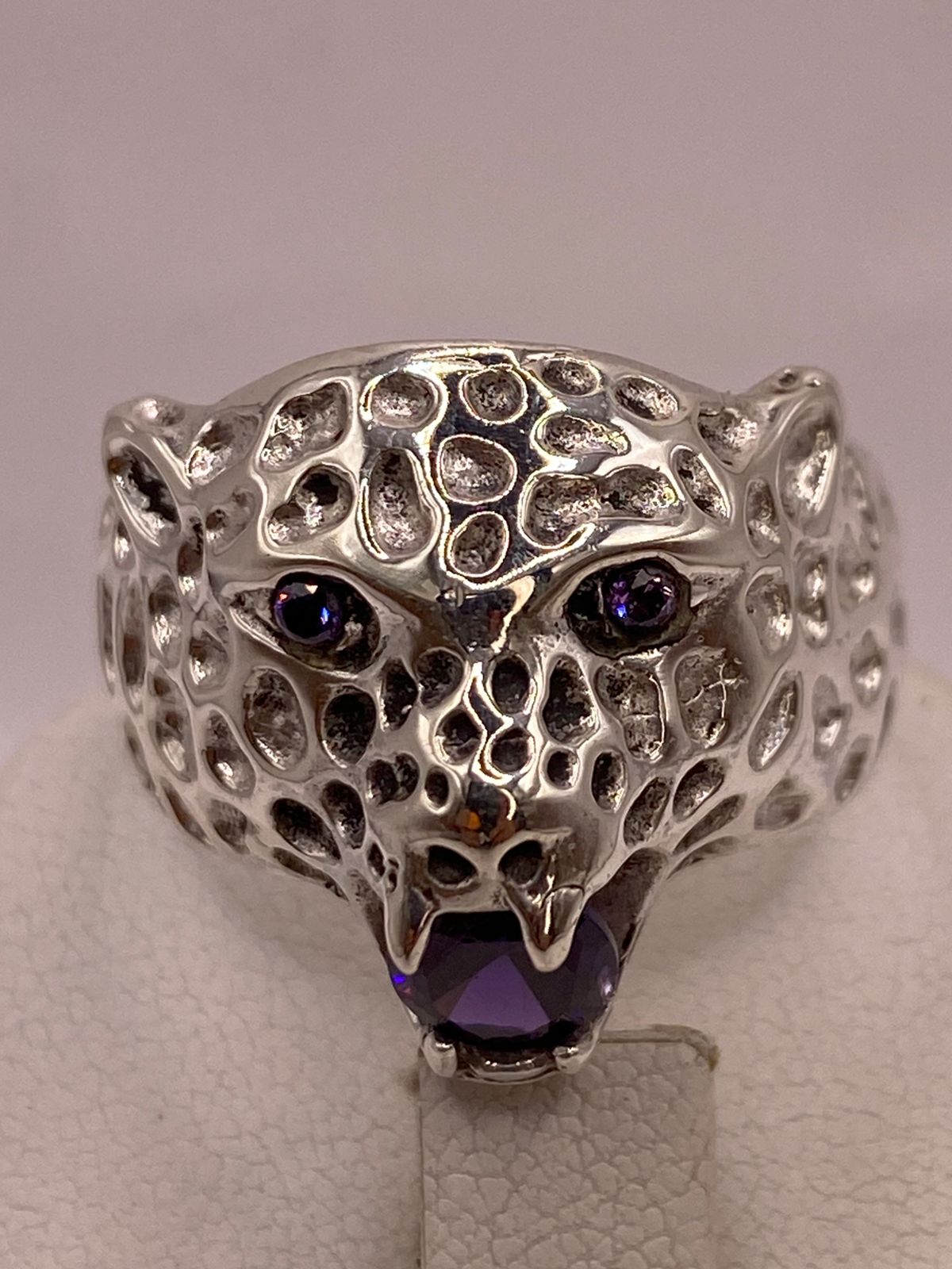 Anillo de Plata 925 Jaguar con Zirconias Moradas, vista superior