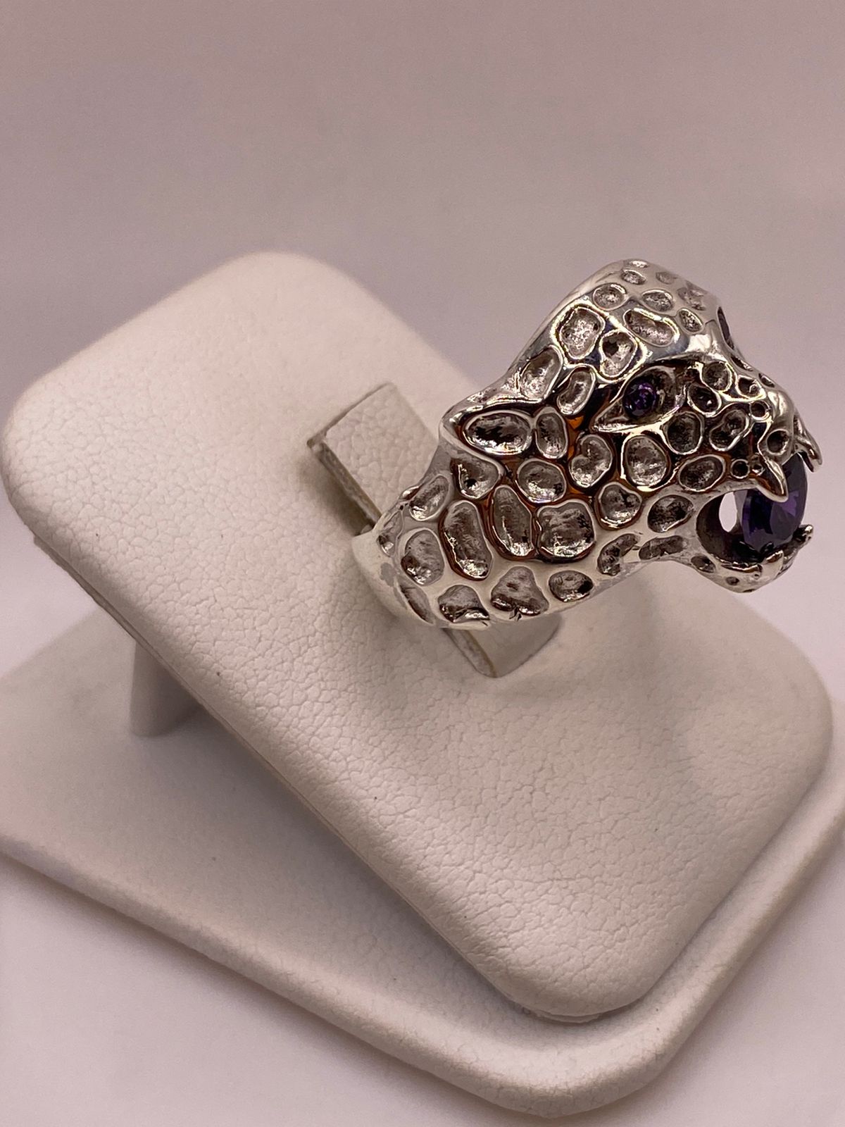 Anillo de Plata 925 Jaguar con Zirconias Moradas, vista lateral