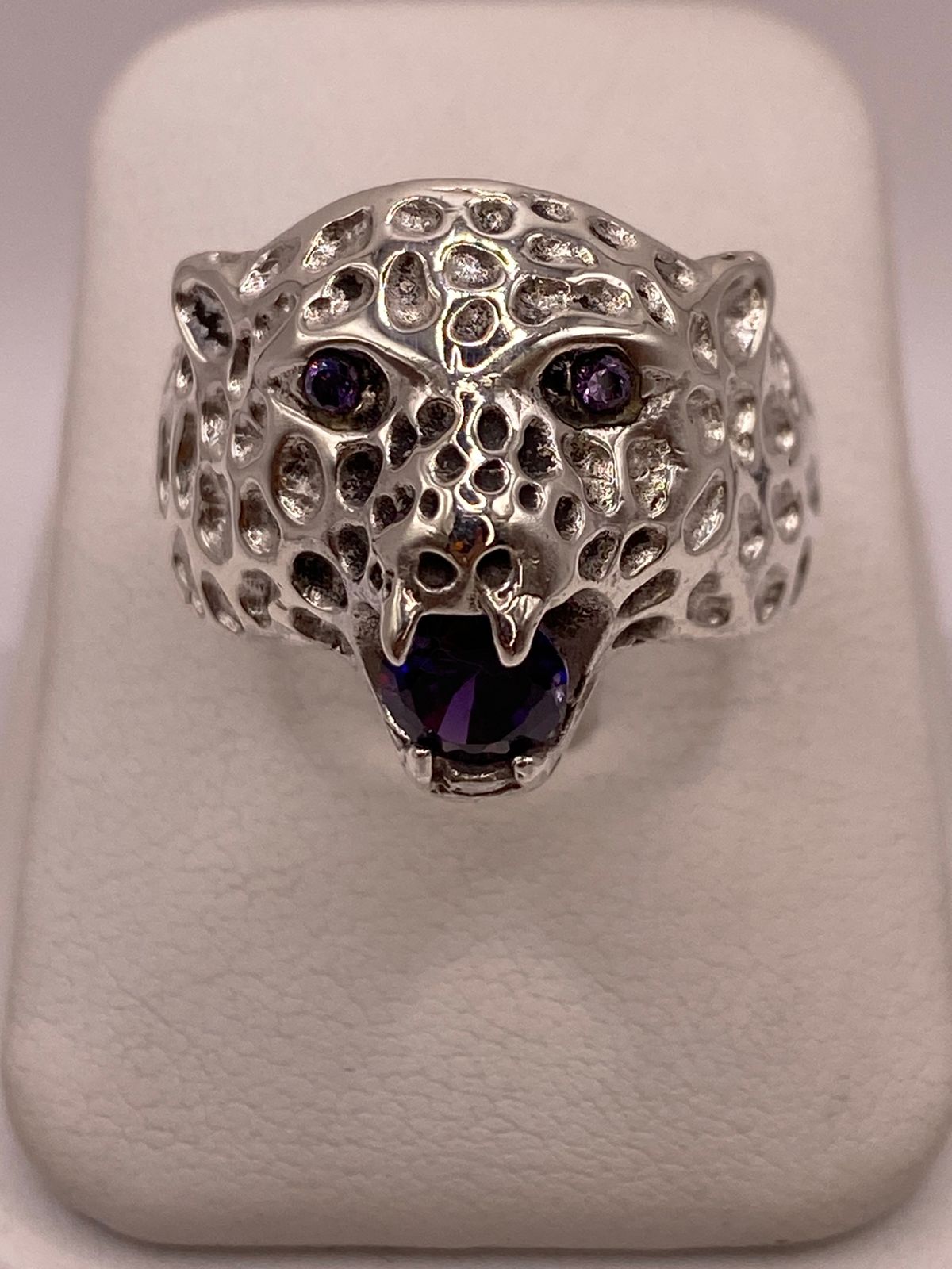 Anillo de Plata 925 Jaguar con Zirconias Moradas, vista de detalle