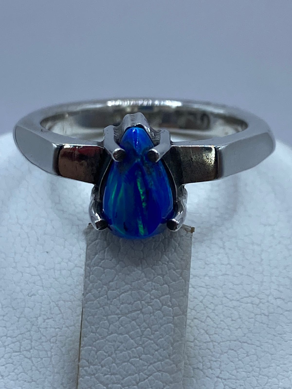 Anillo de Plata .925 con Ópalo Azul de Fuego en Corte Gota, sello de autenticidad Plata Ley .925