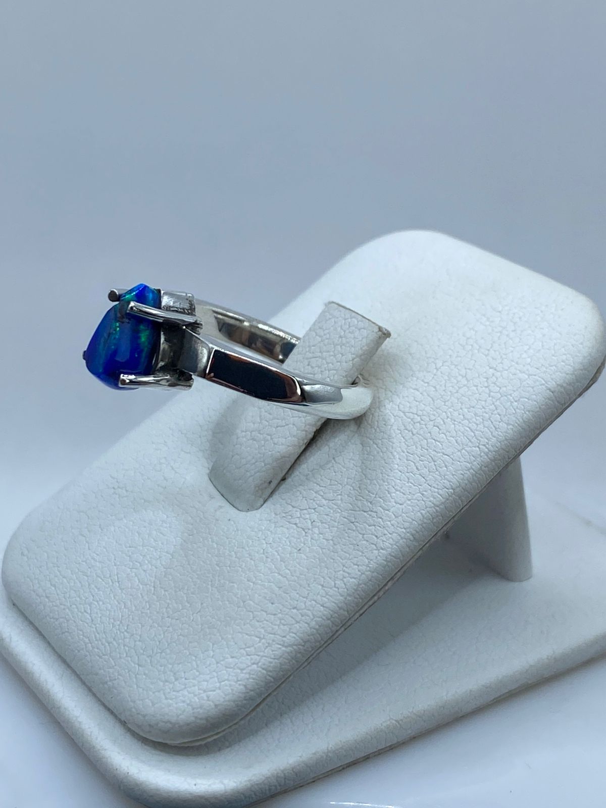 Anillo de Plata .925 con Ópalo Azul de Fuego en Corte Gota, vista frontal
