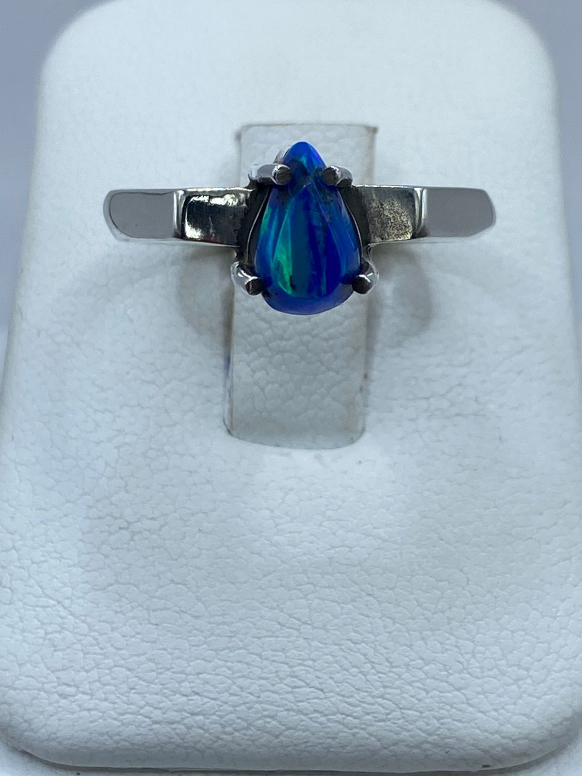 Anillo de Plata .925 con Ópalo Azul de Fuego en Corte Gota — vista lateral